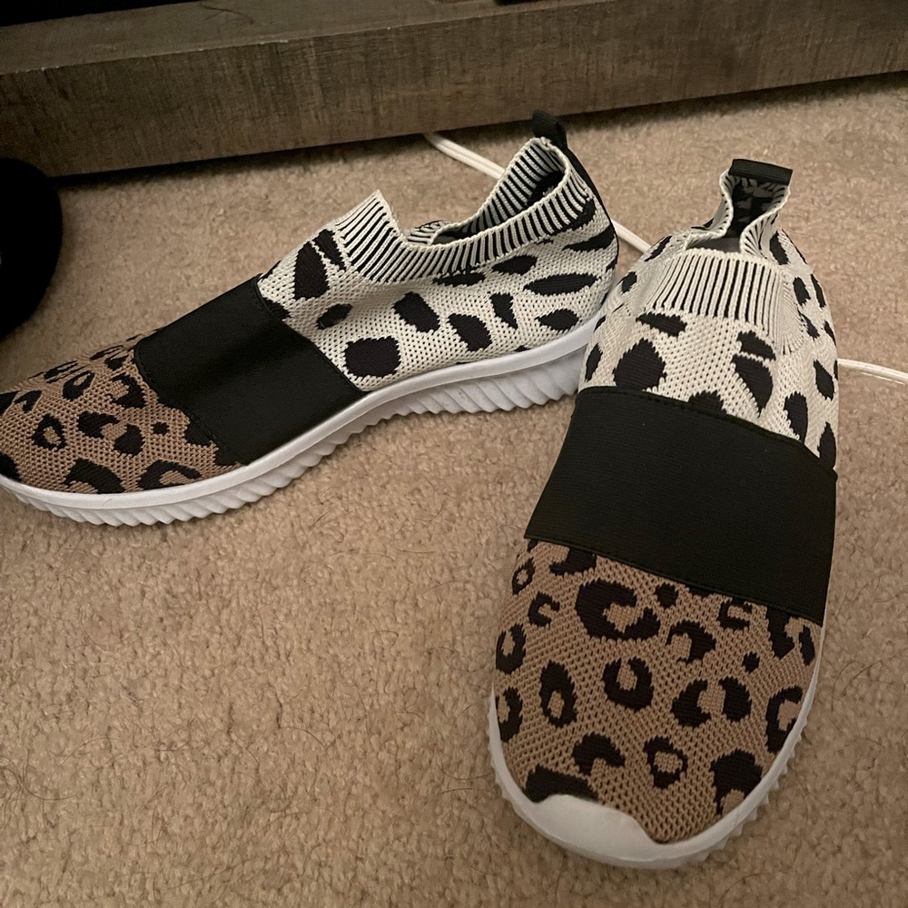 Tieless sneakers